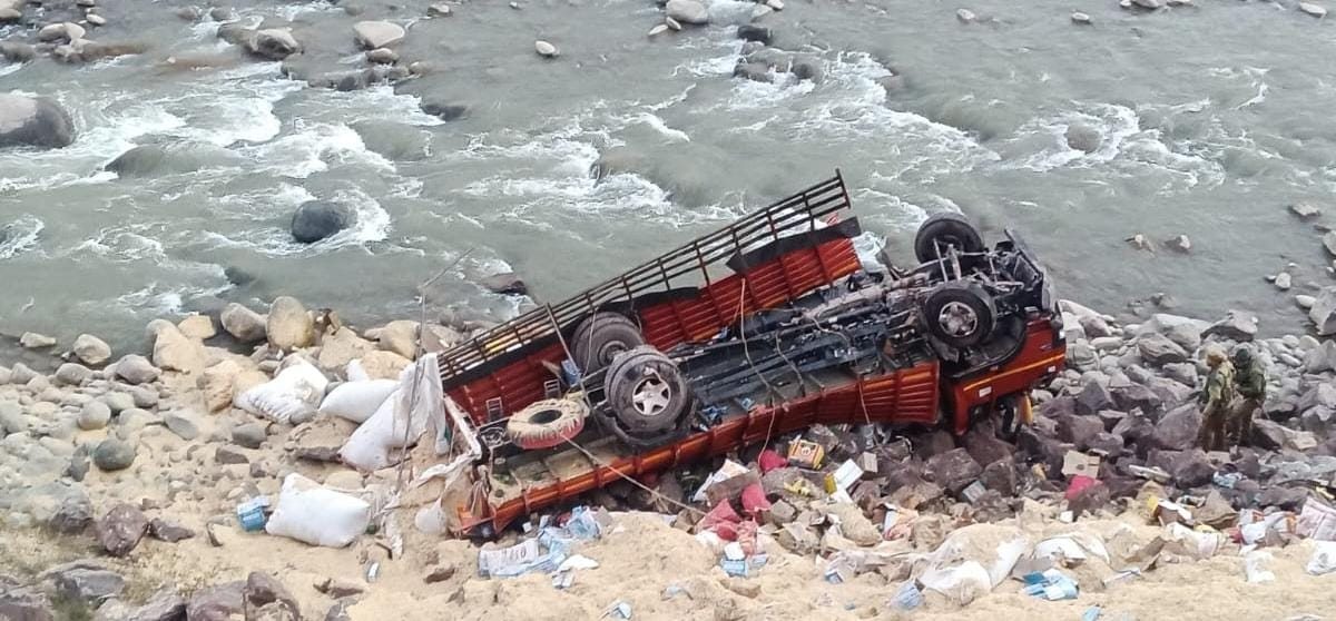 Loaded Vehicle Overturns Near Kalai, Driver Among Casualties - Kashmir ...