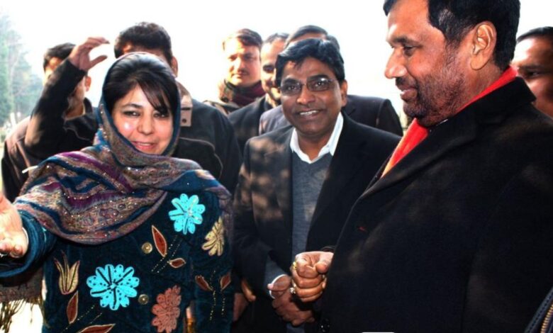 Mehbooba Raises Decongestion Plan With Ram Vilas Paswan