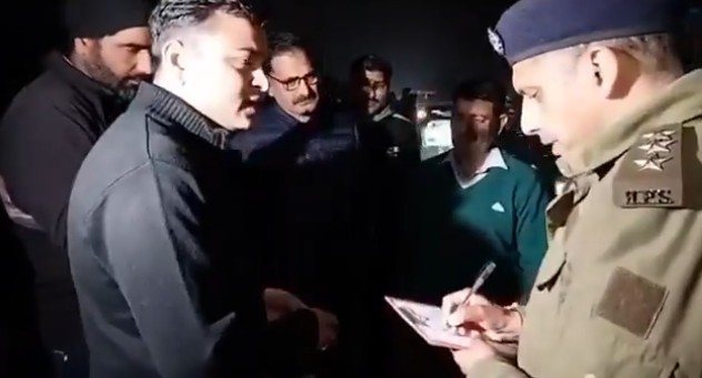 Himachal Police Halt Delhi Police Team, Free IYC Workers