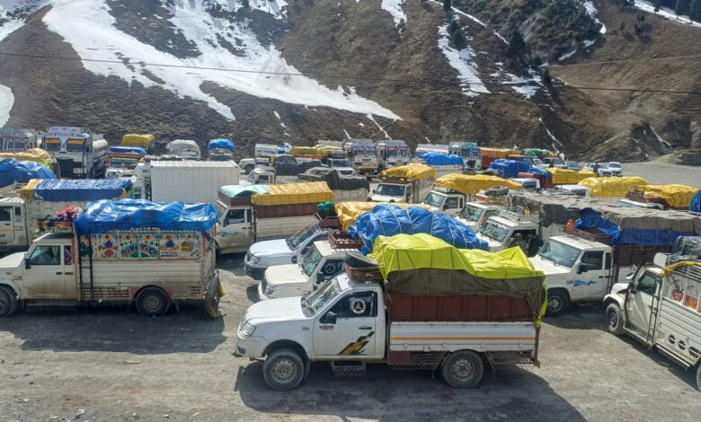 Fresh Snowfall at Zojila Halts Traffic After Vehicles Allowed Towards Kargil