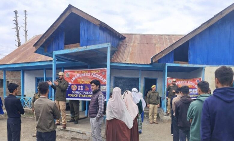 Police Sensitize Students on Drug Abuse, Inspect Chemist Shops in South Kashmir's Kulgam
