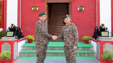 Lt Gen Balbir Singh Takes Over Chinar Corps, Pays Tribute at War Memorial