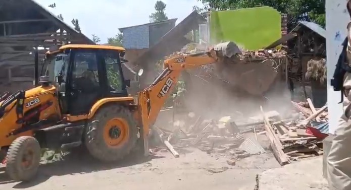 Illegal Commercial Structure Linked to Alleged Drug Peddler Demolished in South Kashmir