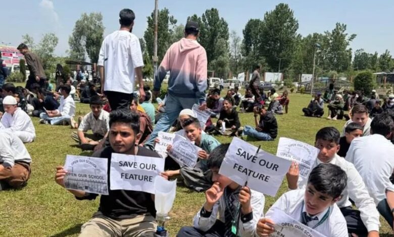 ‘Save Our Future’: Massive Protest Erupts in Shopian Against Closure of Jamia Siraj-ul-Uloom