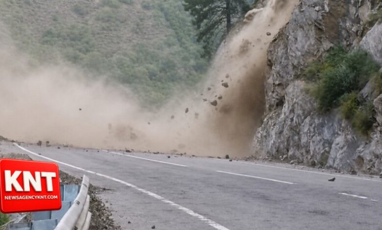 Doda–Kishtwar Road Blocked After Massive Landslide Near Pul Doda, Traffic Comes to Standstill